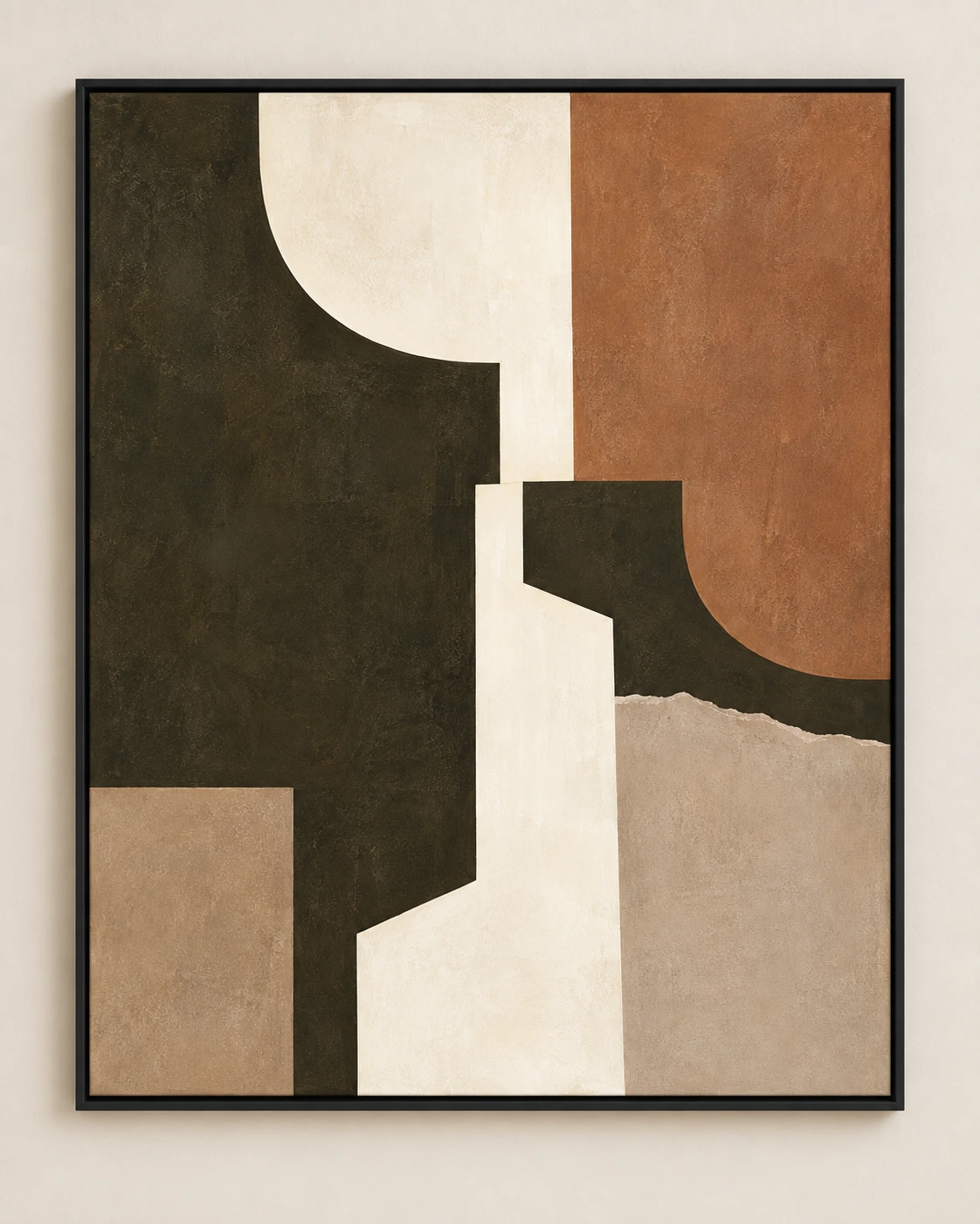 Passage d’Argile, tableau abstrait vertical aux tons olive, terre cuite, sable et ivoire, encadré en noir.