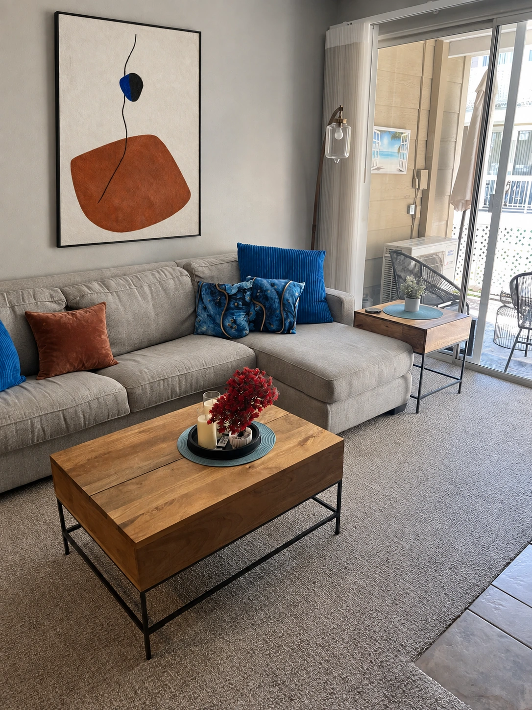 Fil d’Azur — salon contemporain aux accents bleus, cadre noir mat.