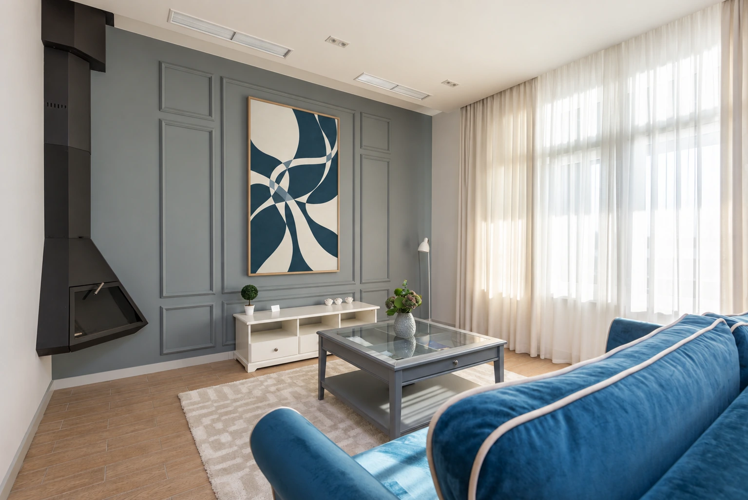 Courants d’Encre — salon bleu aux moulures, cadre bois clair.