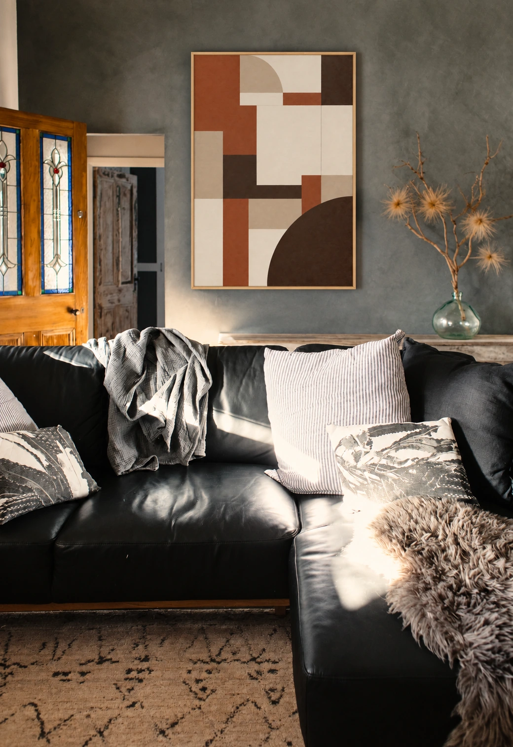 Architecture de Terre — salon vintage en cuir noir, cadre noir mat.