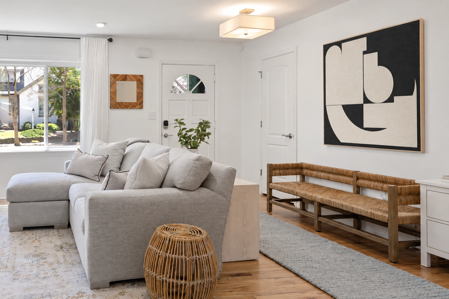 Courbe d’Ivoire — salon clair et banquette, cadre bois clair.