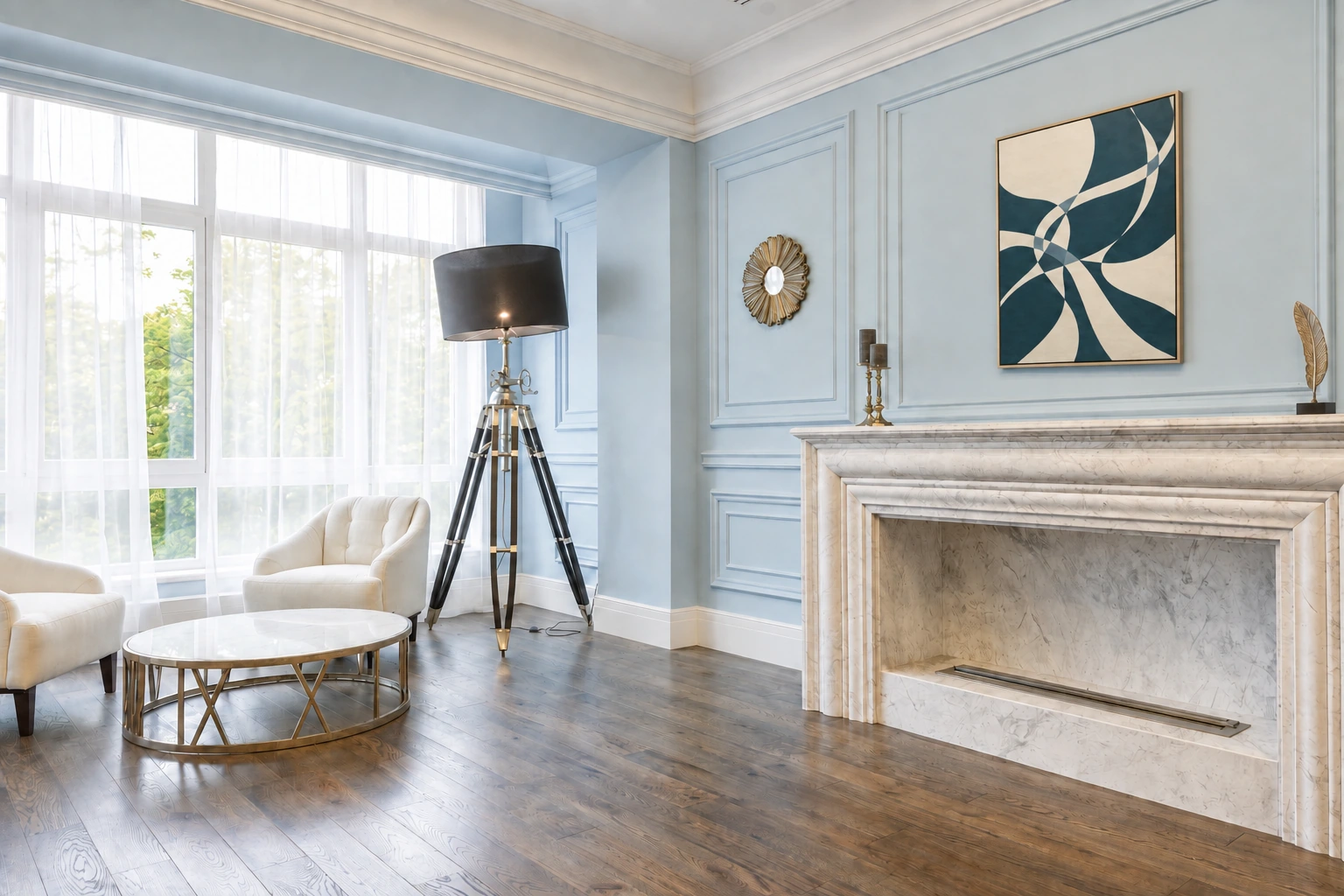 Courants d’Encre — salon classique bleu poudré, cadre bois clair.