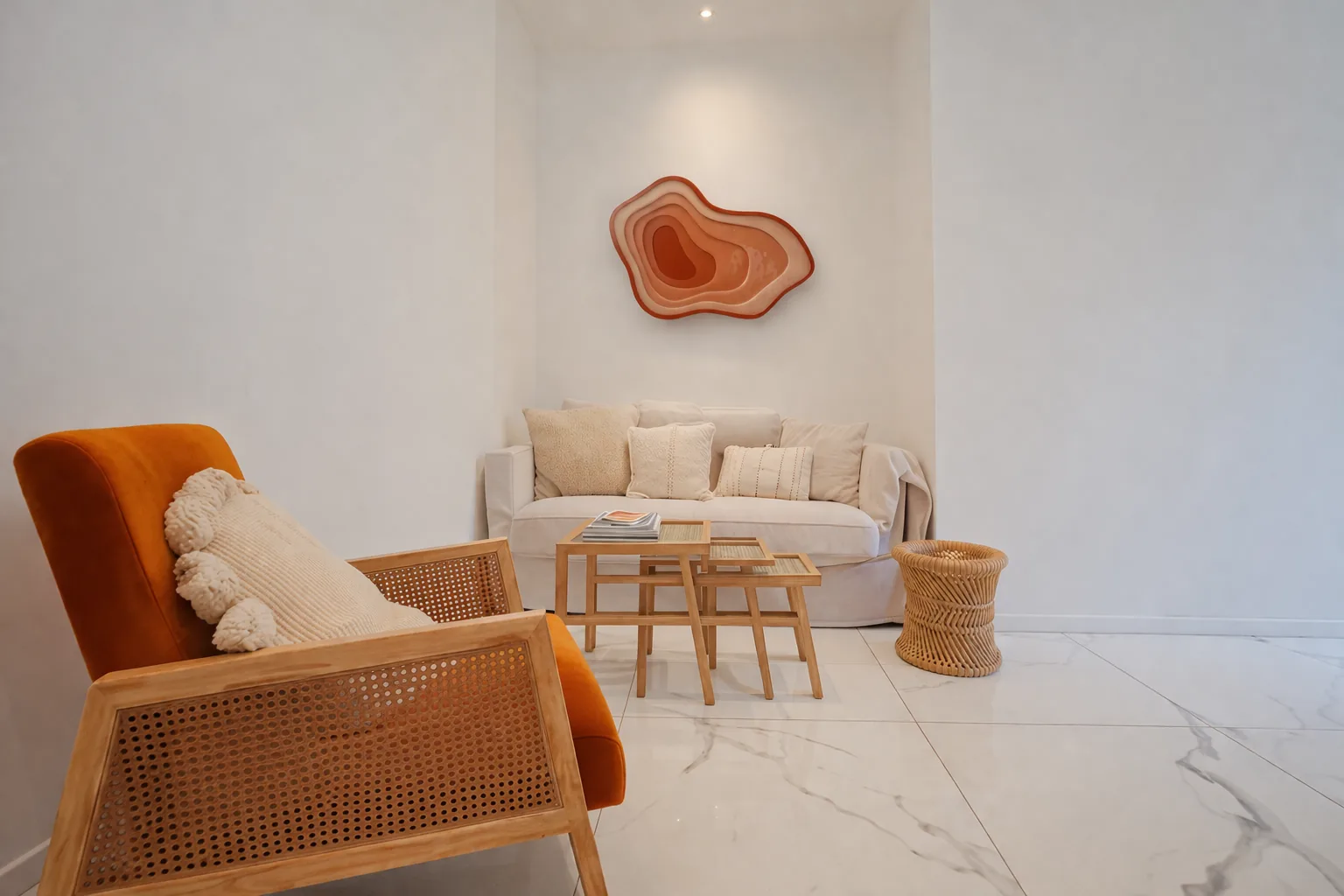 Relief organique orange installé dans le salon de l’appartement Targa