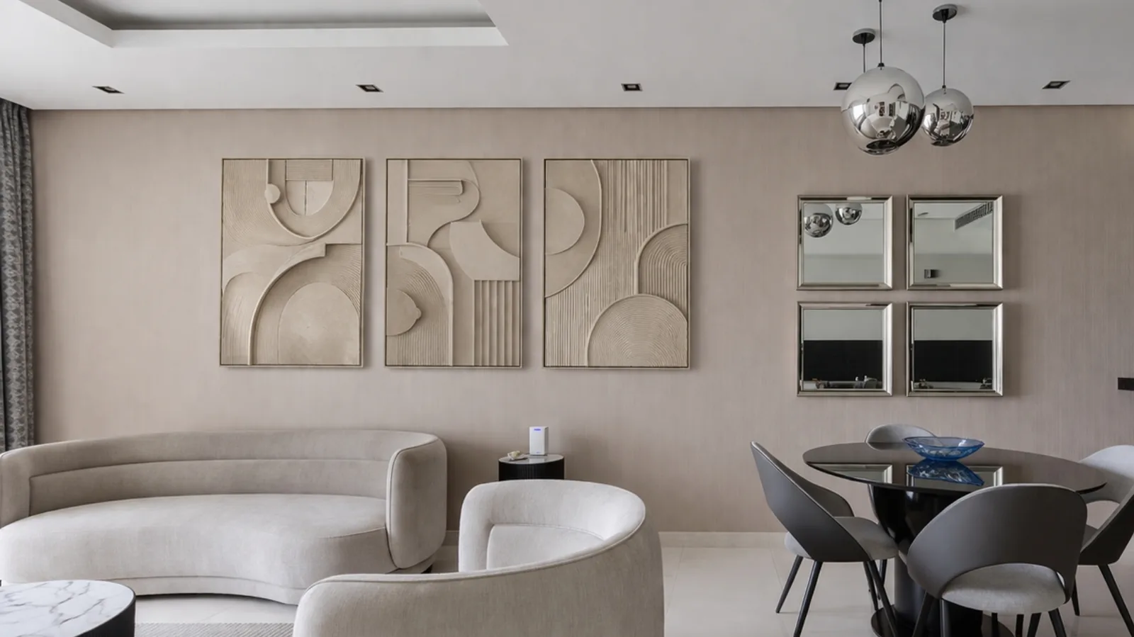 Triptyque beige en relief installé dans le salon de l’appartement Targa 2