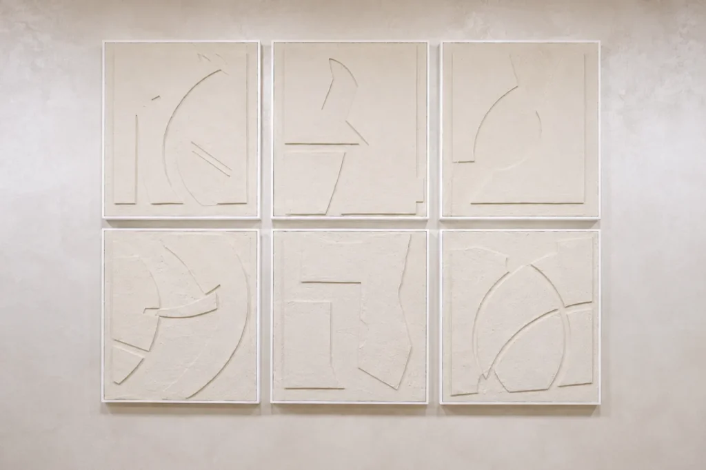 Ensemble de six panneaux blancs en relief installé sur un mur