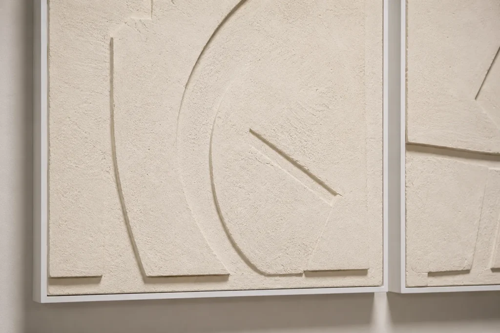 Détail des lignes en relief sur les panneaux monochromes
