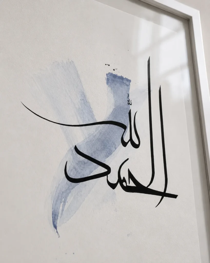 Détail de calligraphie noire avec touche bleue