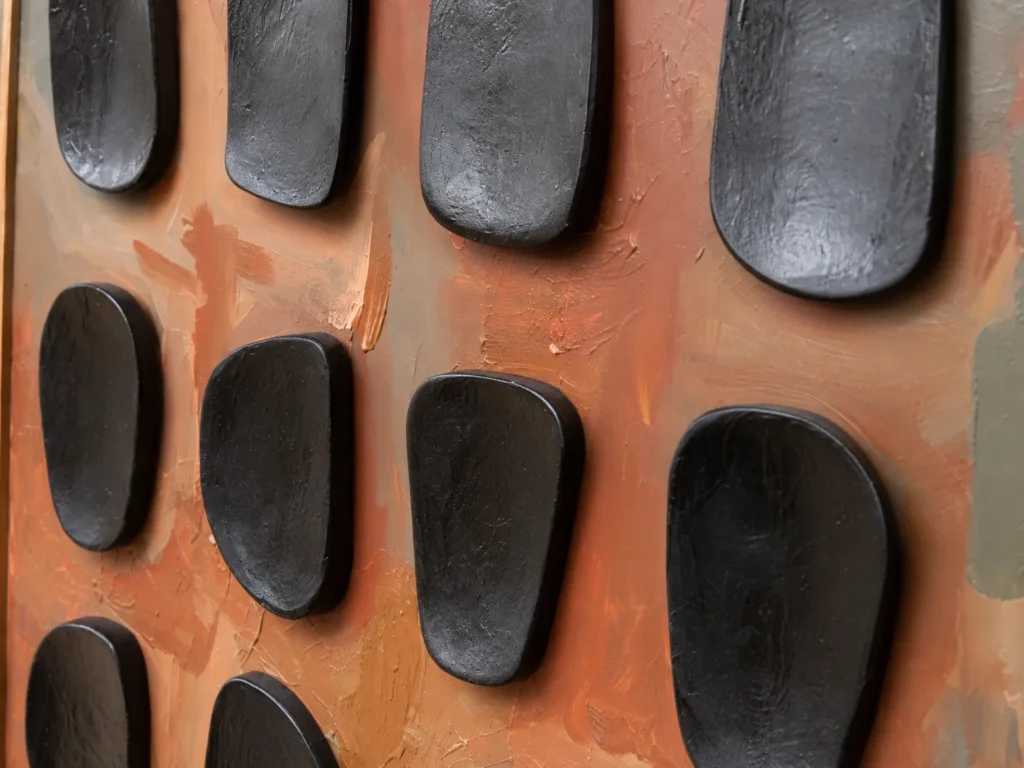 Détail des modules noirs en relief