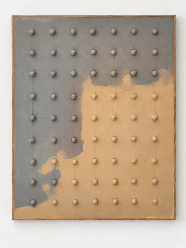 Composition grise et beige ponctuée de reliefs sphériques