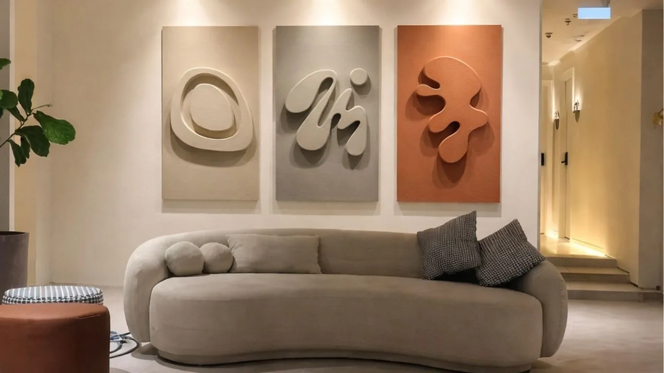 Triptyque organique aux tons terre installé au-dessus d’un canapé