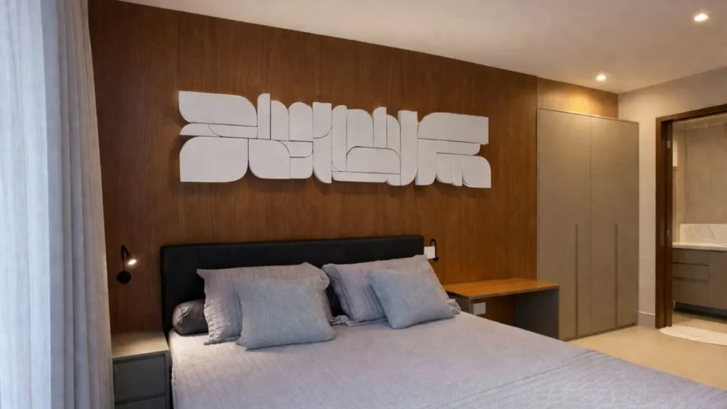 Relief blanc sur mesure installé en tête de lit