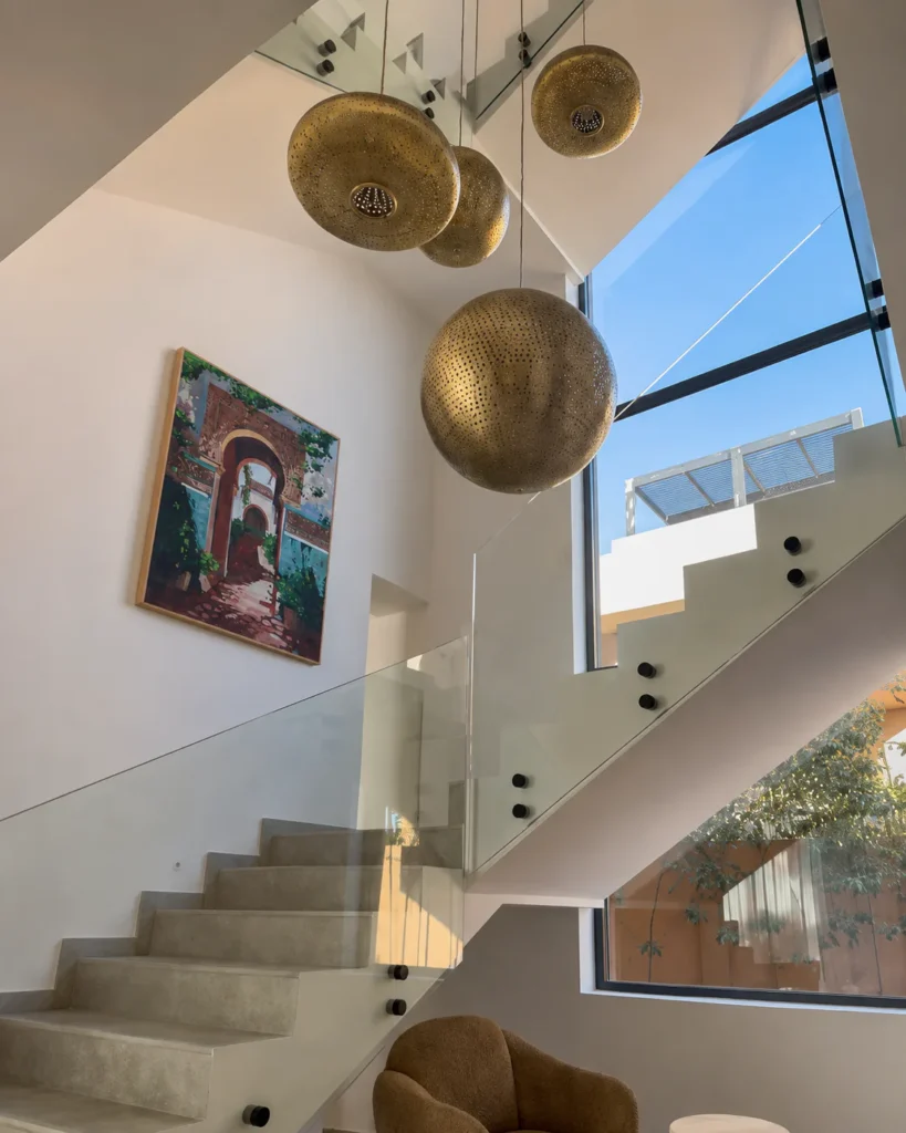 Œuvre Passage installée dans l’escalier lumineux de la Villa Marrakech 1