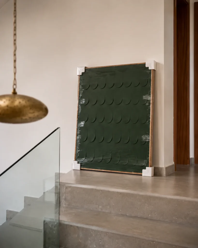 Relief Rythme végétal positionné sur le palier pendant la préparation de la pose