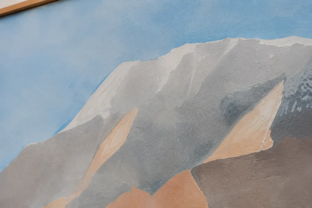 Détail des montagnes bleues et ocre dans la peinture Atlas