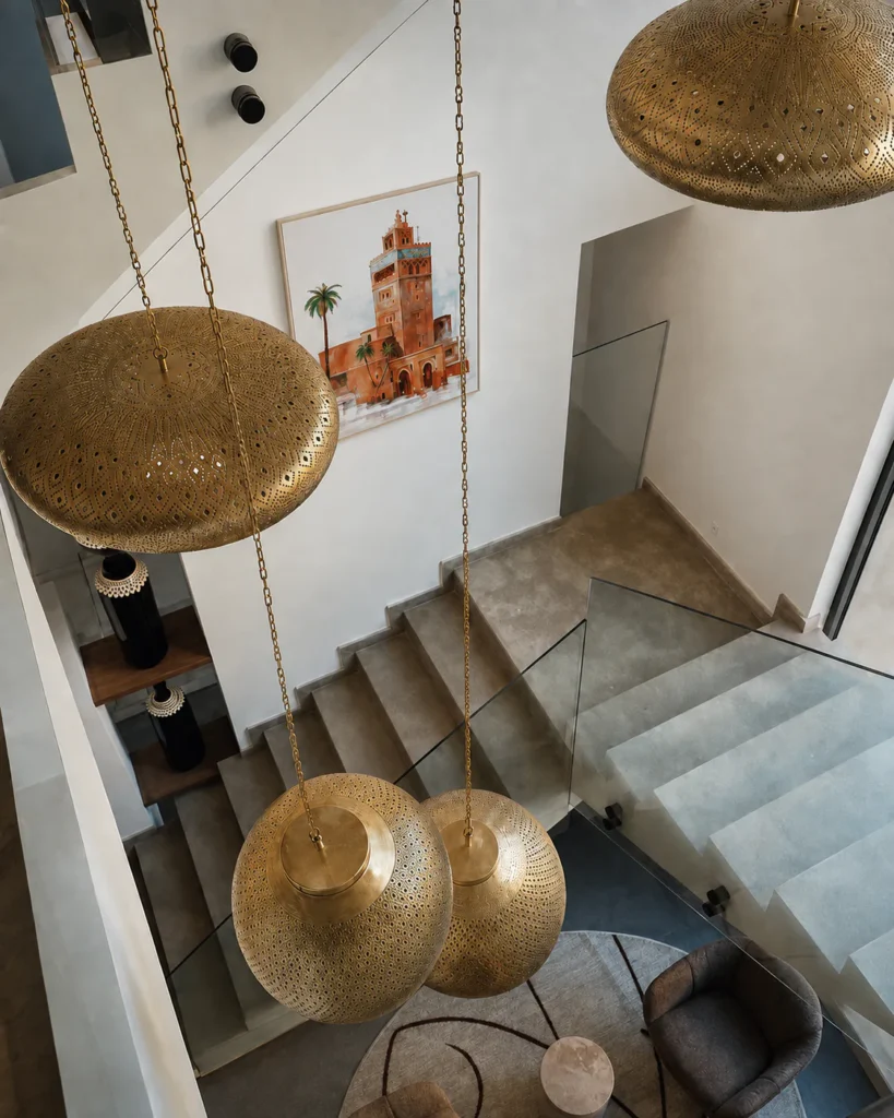 Œuvre Koutoubia visible depuis l’escalier aux suspensions en laiton