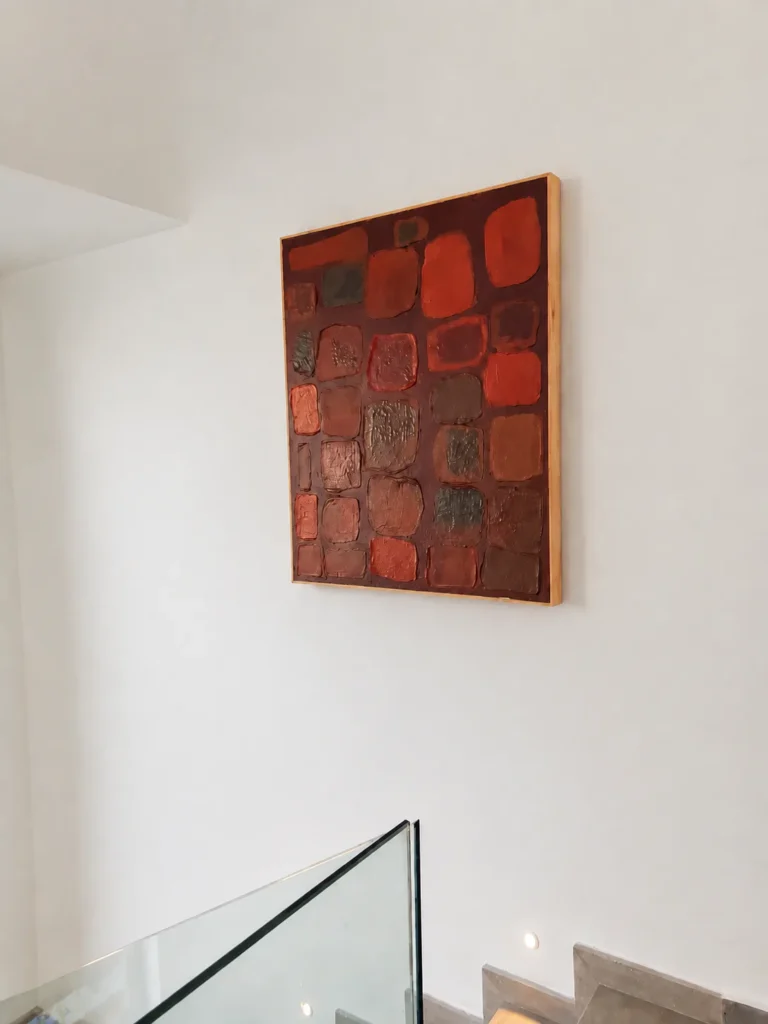 Relief Rythme noir installé sur le mur blanc du palier